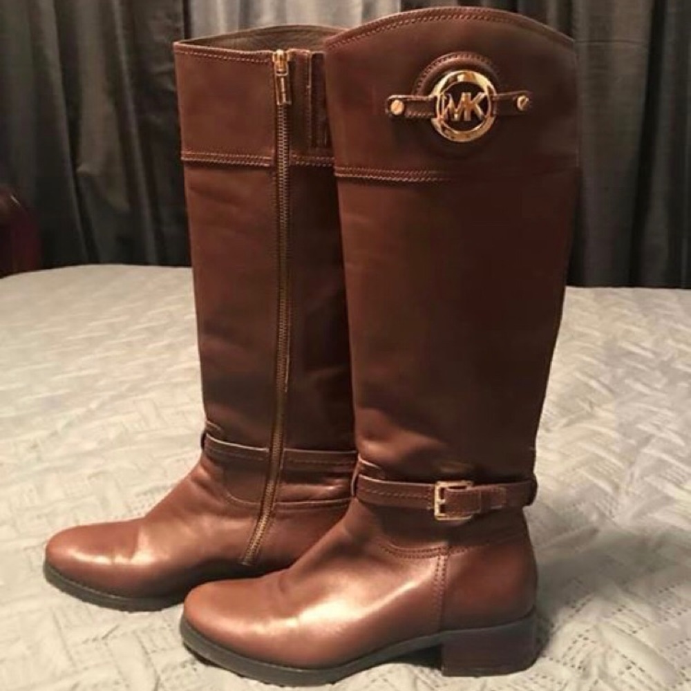 Mk boots size 7 like new. Only worn a few times.